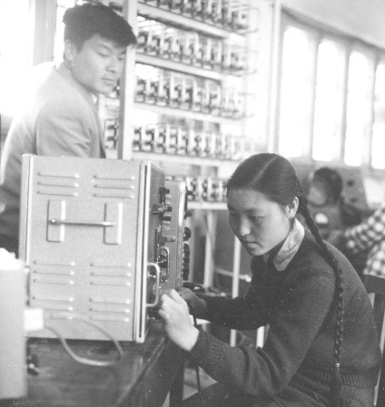 数学系师生在装配和试运行快速数字电子计算机